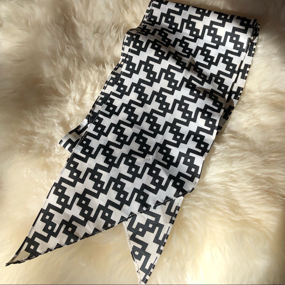 Geometric Black and White Scarf